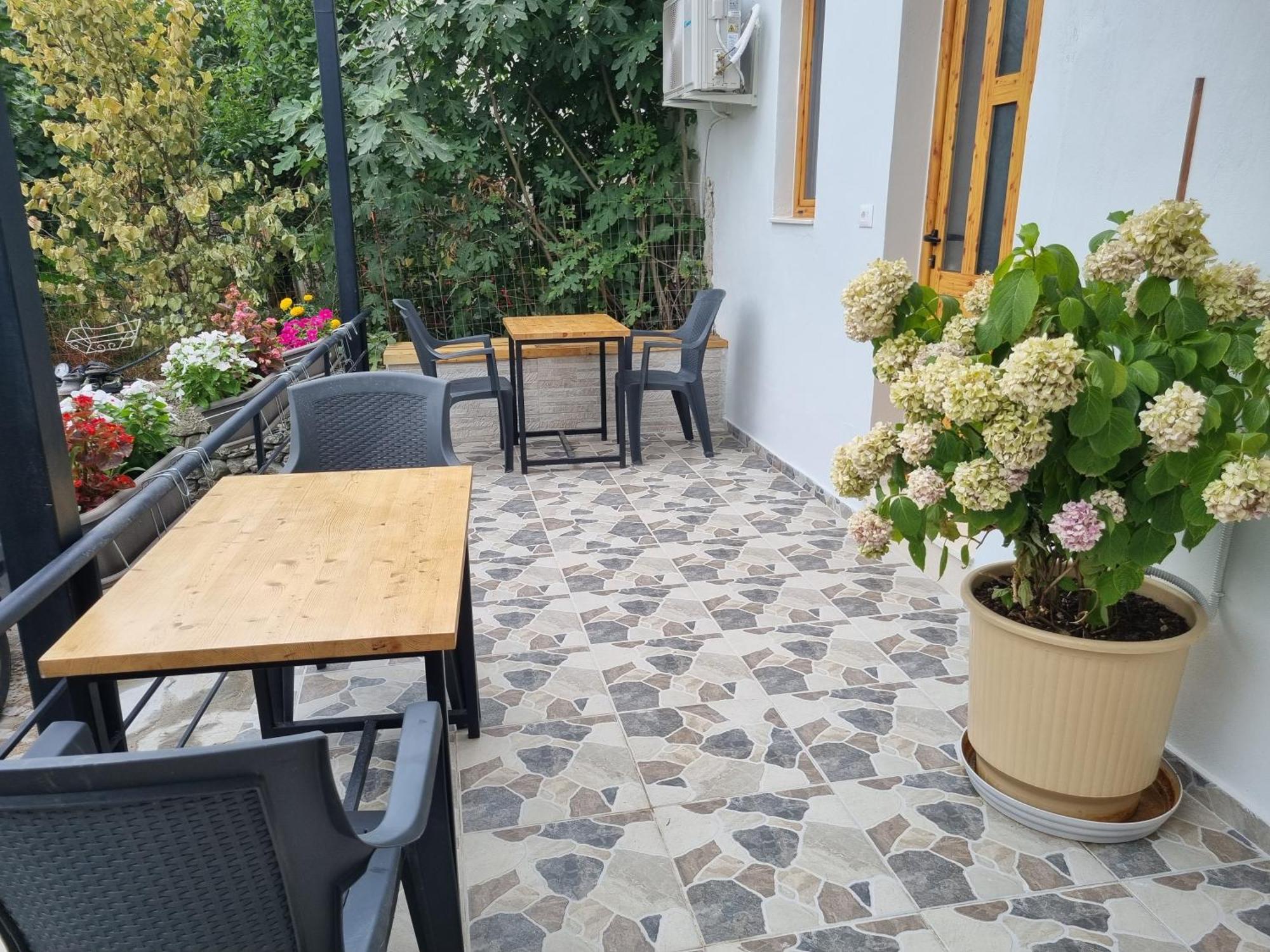 Bed and Breakfast Tony'S Terrace Гирокастра Экстерьер фото