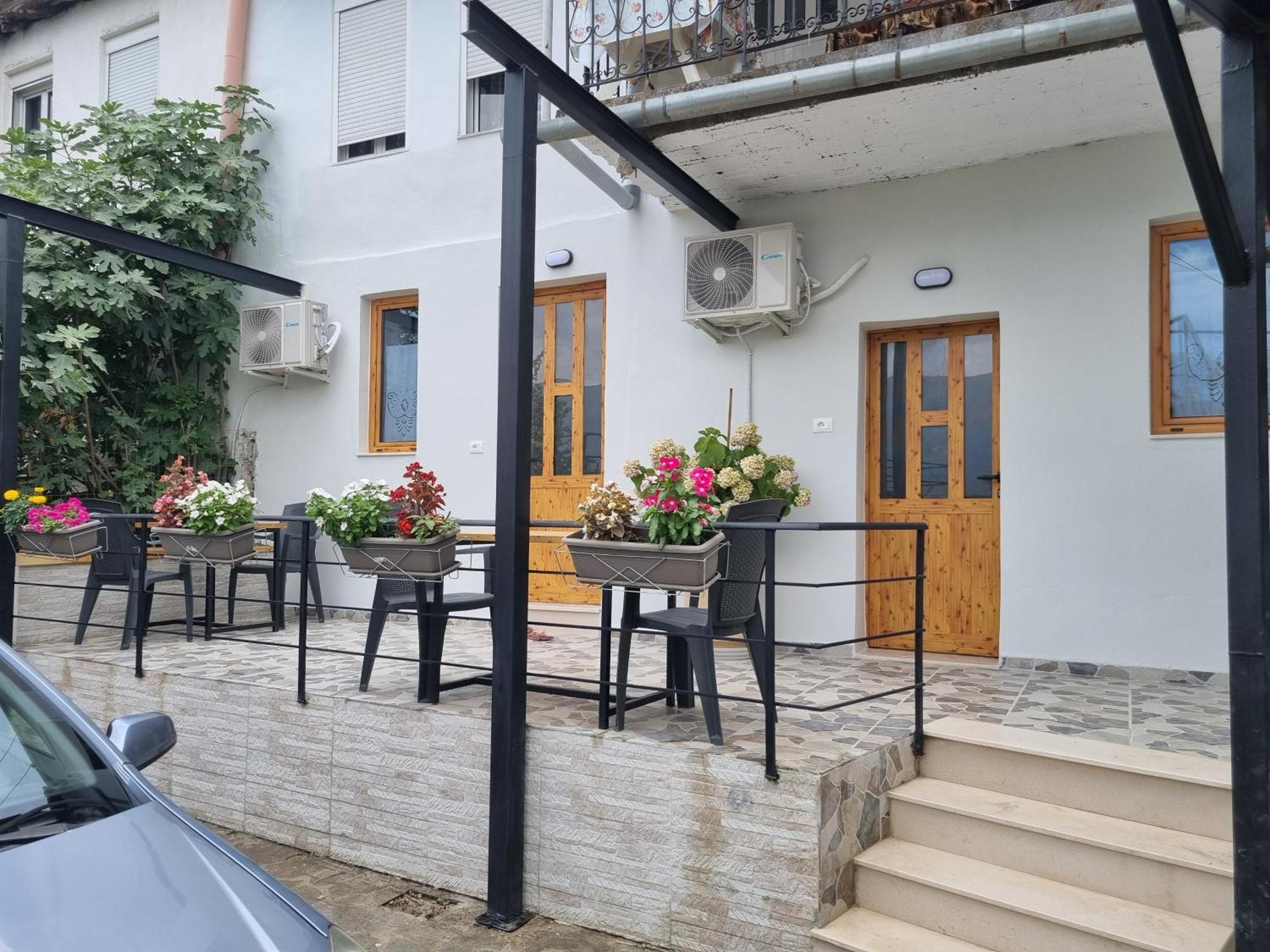 Bed and Breakfast Tony'S Terrace Гирокастра Экстерьер фото
